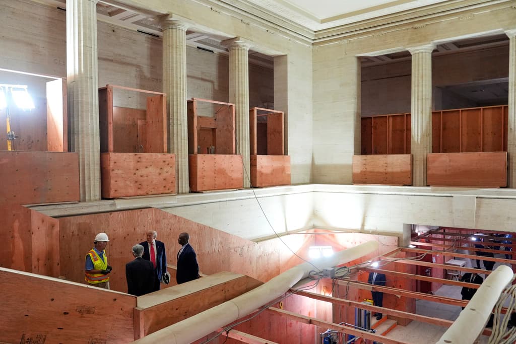 El presidente de la Reserva Federal, Jerome Powell, desde la segunda izquierda, el presidente Donald Trump y el senador republicano Tim Scott, visitan la Reserva Federal, el jueves 24 de julio de 2025, en Washington.