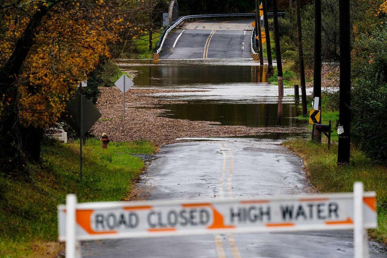 Una calle cerrada por la inundación en Branchburg, Nueva Jersey. El cuerpo de un kayakista que se reportó desaparecido frente a Long Island cuando llegó el mal clima
<a href="https://apnews.com/article/lifestyle-new-york-bronx-us-coast-guard-nyc-state-wire-bd6d06ee8949d2d831b8ec992a87a841"><u>fue recuperado cerca del Bronx</u></a>, dijeron el martes funcionarios de la Guardia Costera.