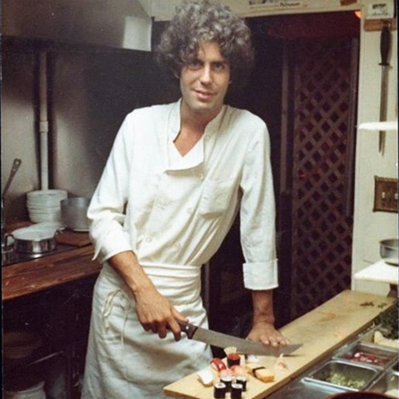 El chef nació en Nueva York en 1956, una de las ciudades más diversas del planeta. Allí descubrió la cultura de países de todos los rincones del mundo gracias a las comidas de los inmigrantes. De la cocina pasó a la televisión, donde se dedicó a descifrar para el público estadounidense la diversidad a través de la gastronomía.