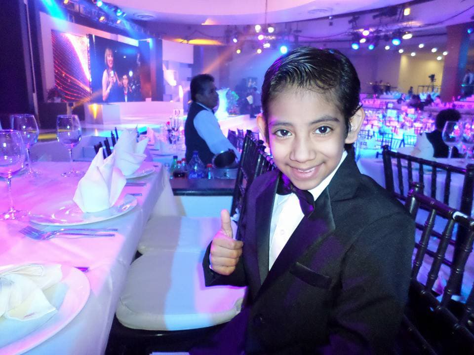 “Del cielo cayó un pañuelo, bordado de mil colores. Cayó en Sabadazo, en donde están todos mis amores”, recitó el pequeño en vivo.