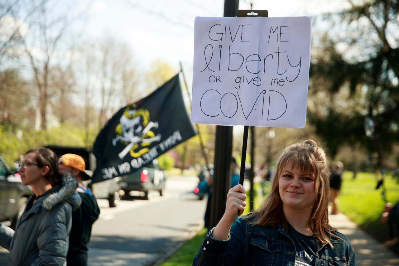 <b>“Dame la libertad o dame COVID”</b>, se lee en una de las pancartas en Indianápolis, Indiana, el 18 de abril. Los grupos que han manifestado en contra de las medidas sanitarias han estado incumpliendo las restricciones de distanciamiento físico, en un intento por presionar a los gobernadores, en su mayoría demócratas, para que las suspendan.