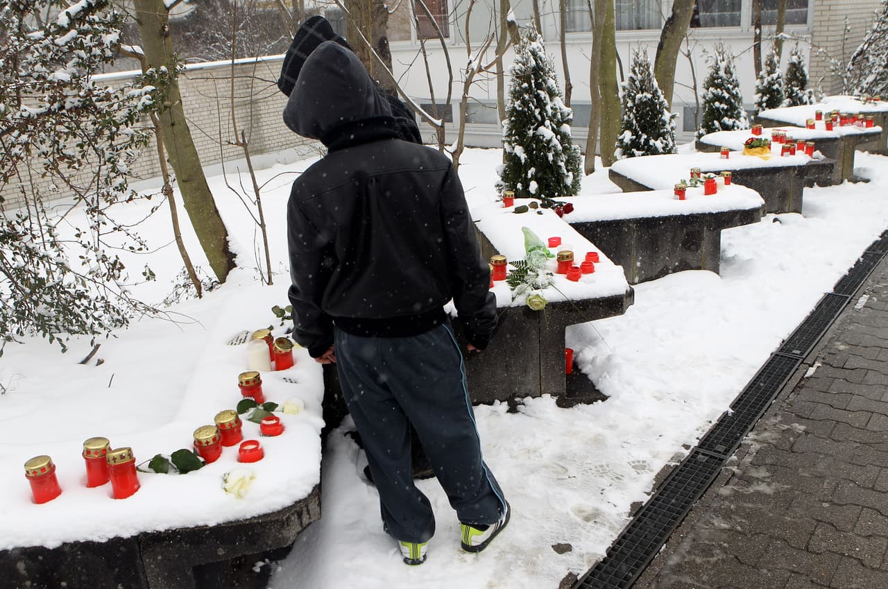 La experiencia se ha repetido en Alemania. Después de dos tiroteos masivos en Erfurt, en 2002 y Winnenden (foto), en 2009, los alemanes decidieron endurecer las leyes para el acceso de armas de fuego.
<br>