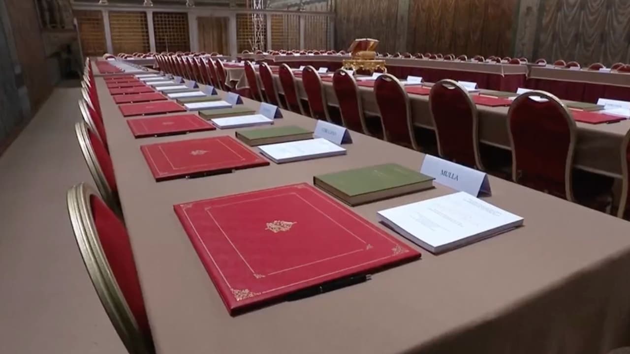 Todo listo para el cónclave: así luce la Capilla Sixtina donde los cardenales elegirán al nuevo papa