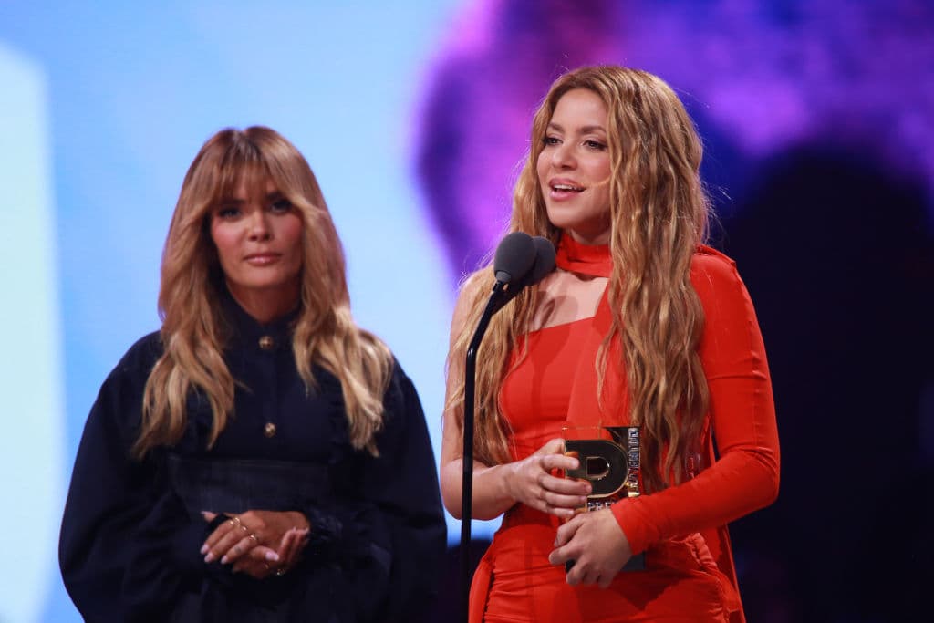 Shakira fue reconocida como Agente de Cambio por su labor altruista en la educación infantil de su natal Colombia con su Fundación Pies Descalzos. Kany García le entregó el reconocimiento: "Tú nos abriste camino a muchas Shakira y hoy lo sigues haciendo, ver tu labor filantrópica, tu orgullo barranquillero, tu resiliencia ante los obstáculos más increíbles de la vida te hacen un ejemplo a seguir", dijo la puertorriqueña.