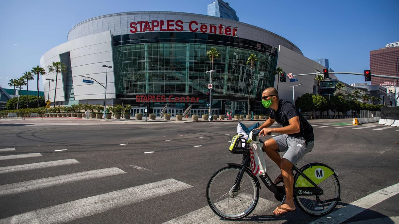 ¿En qué actividades me puedo retirar la mascarilla si ya estoy completamente vacunado? Un médico explica