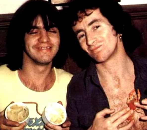 "Hoy, con profunda tristeza, AC/DC tiene que anunciar el fallecimiento de Malcolm Young", dictaba el comunicado, que informaba sobre la muerte de la estrella a los 64 años.