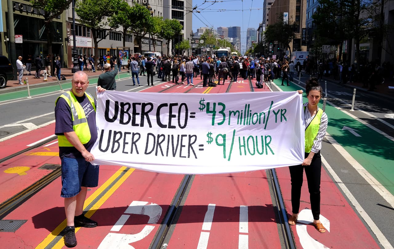 Cientos de conductores de Uber y Lyft en el Área de la Bahía apagaron hoy sus aplicaciones y salieron a las calles de San Francisco para protestar y exigirle a las compañías mejores salarios y condiciones del trabajo.