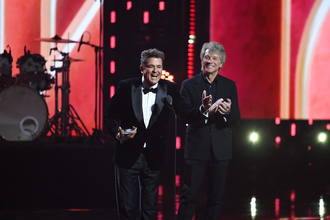 Carlos Vives fue nombrado la Persona del Año gracias a su contribución a la música, siendo uno de los pioneros y precursores del vallenato en Colombia. El premio se lo entregó Jon Bon Jovi.