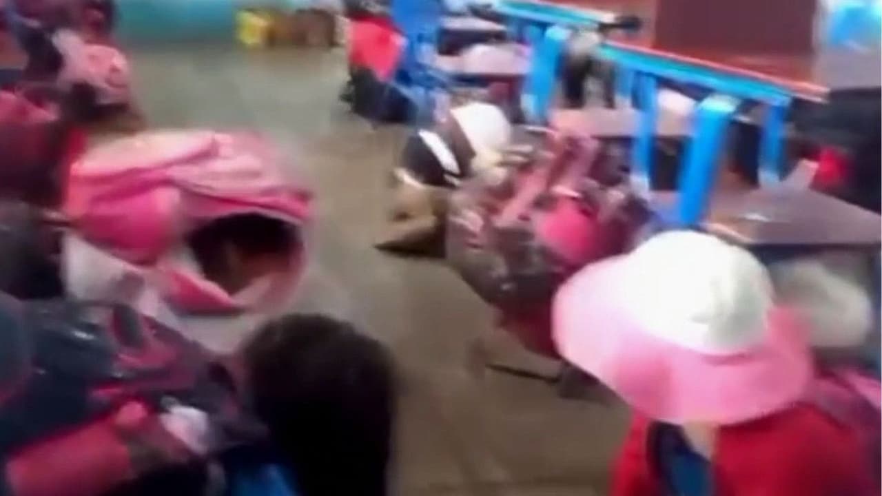 Niños se refugian debajo de sus escritorios durante un tiroteo cerca de dos escuelas en Guatemala