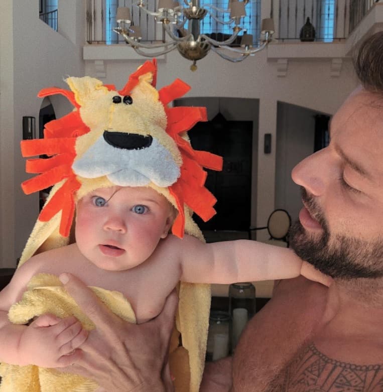 En 2018 en redes sociales el cantante anunció la llegada de su hija Lucía Martin-Yosef, quien se caracteriza por tener unos profundos ojos azules.