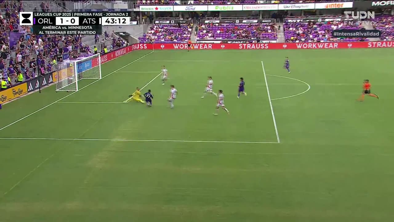 ¡Atajada enferma de Sánchez! Angulo se pierde el mano a mano para el 2-0