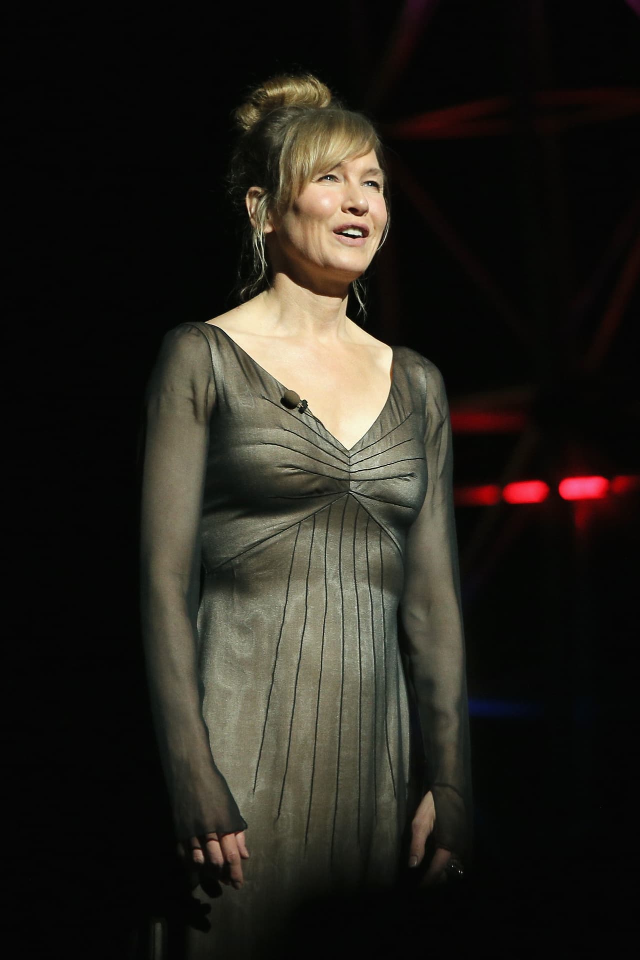 La estrella de cine apareció en un evento altruista junto a otras estrellas y su apariencia nuevamente dio de qué hablar.