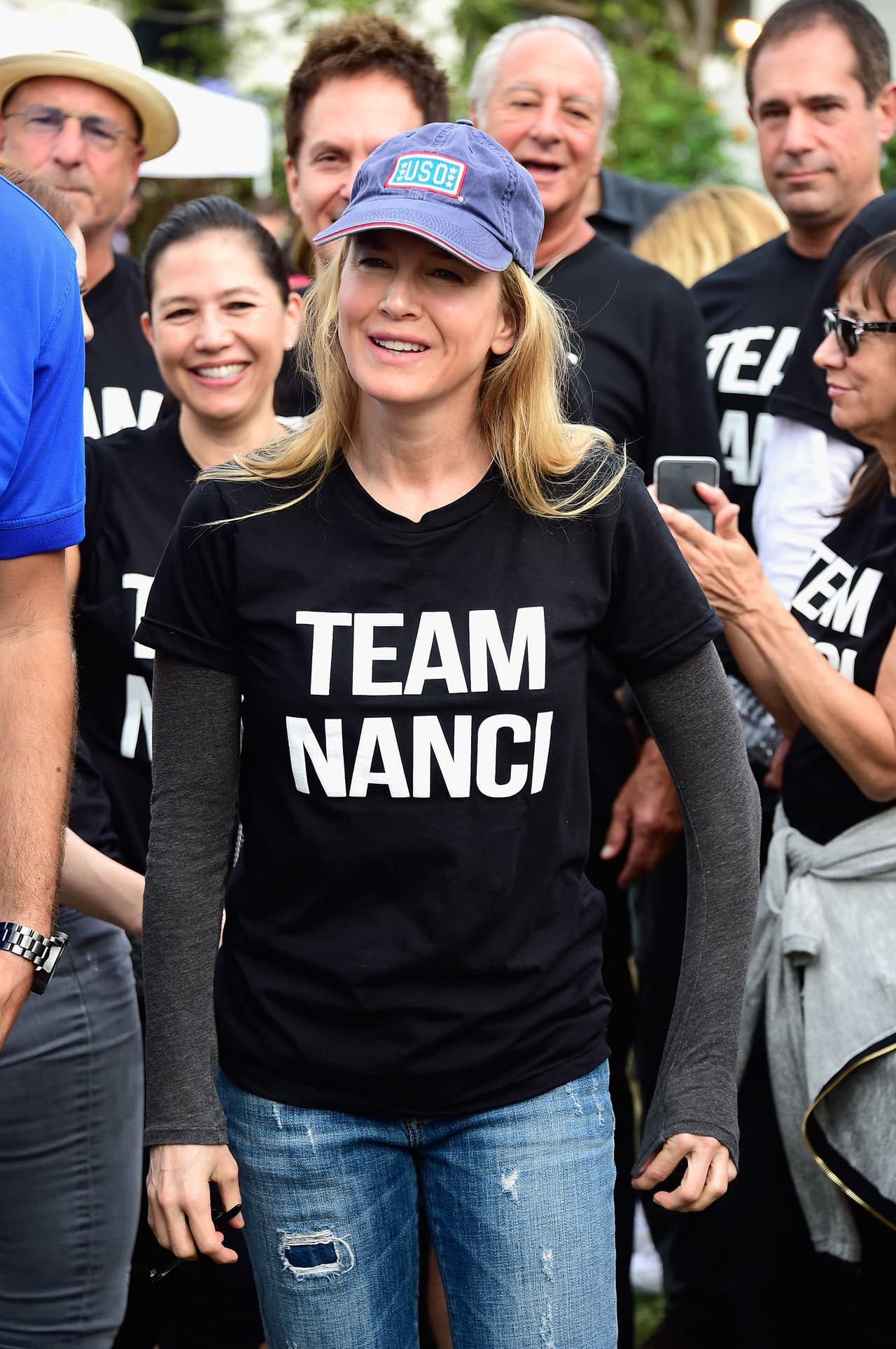 También se le ve con unas libritas arriba.