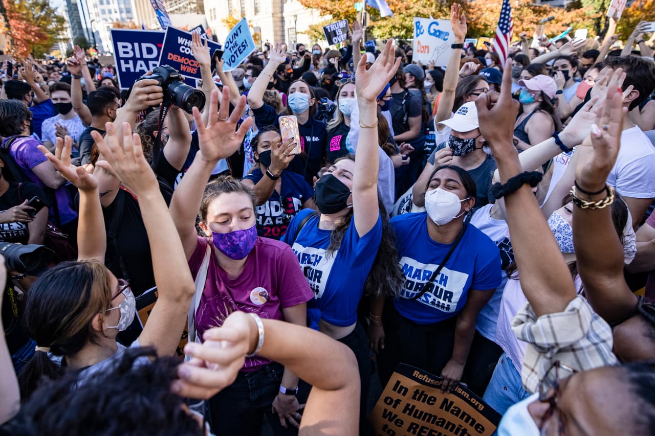 Una multitud de jóvenes en las calles de Washington DC.
<br>