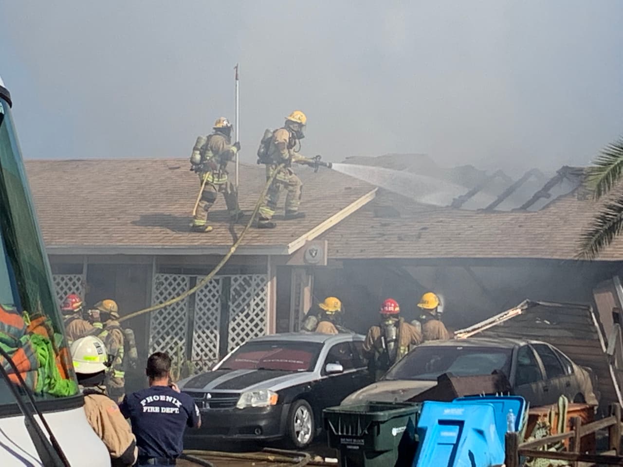 Los bomberos de Phoenix y Glendale respondieron al incendio cerca de las avenidas 35 y Bell Road.