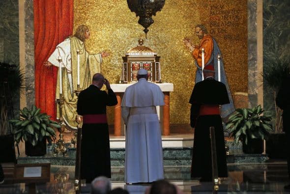 Francisco en el altar de la Capilla del Santísimo Sacramento para una oración privada.
