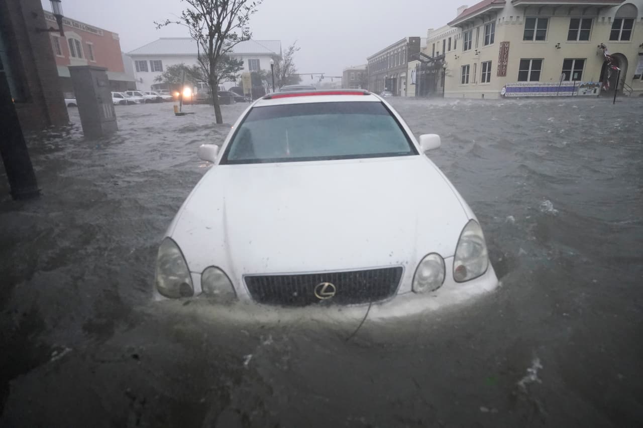 Varias calles del centro de Pensacola amanecieron el miércoles como ríos caudalosos. Muchos necesitarán ser evacuados por el aumento del agua, dijo David Morgan, alguacil del condado de Escambia, donde está Pensacola.