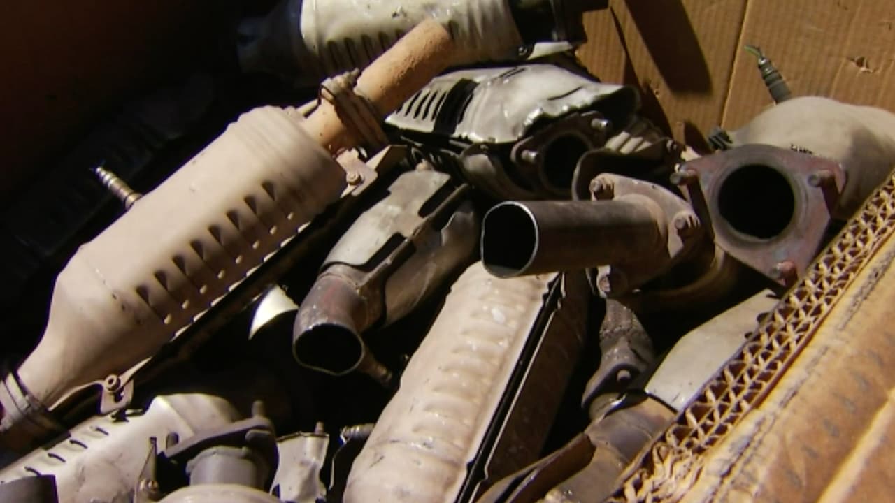 Los sospechosos robaban los 
<a href="https://www.univision.com/local/houston-kxln/balacera-tiroteo-45-houston">catalizadores</a> de vehículos en el estacionamiento y se les encontró en posesión de 33.8 gramos de metanfetamina.