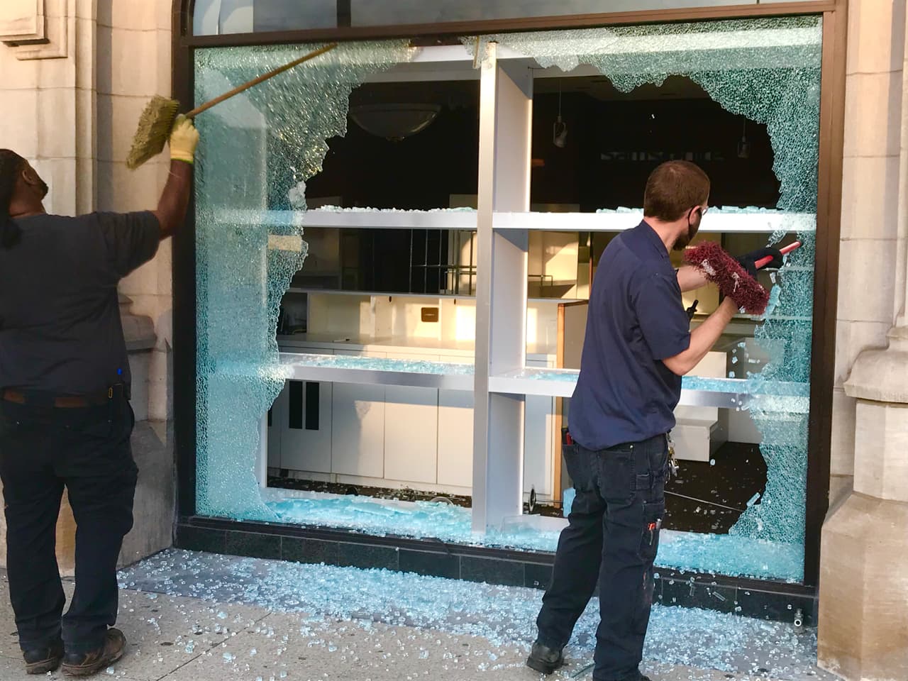 Los esfuerzos de limpieza estaban en marcha en el centro de la ciudad el lunes por la mañana, ya que los cristales rotos de las ventanas rotas cubrían muchas calles del Loop.