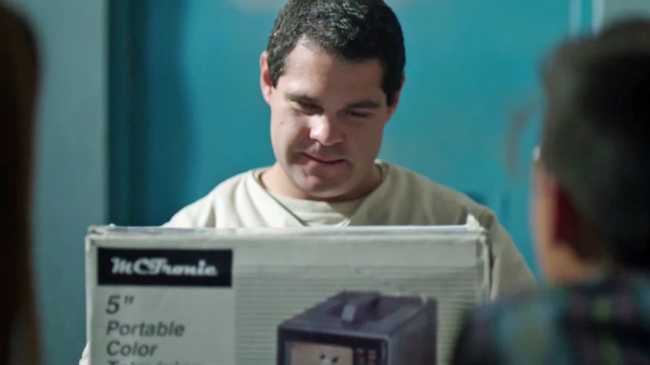 During a visit from his wife, Graciela, and his son, 'El Moreno', 'El Chapo' receives a boxed portable TV. And while watching the news on that little television he learns of 'Amado's death'.