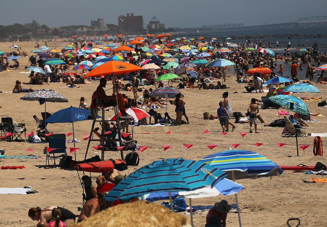 Cientos de familias de Nueva York acudieron a las playas para pasar un día de diversión.