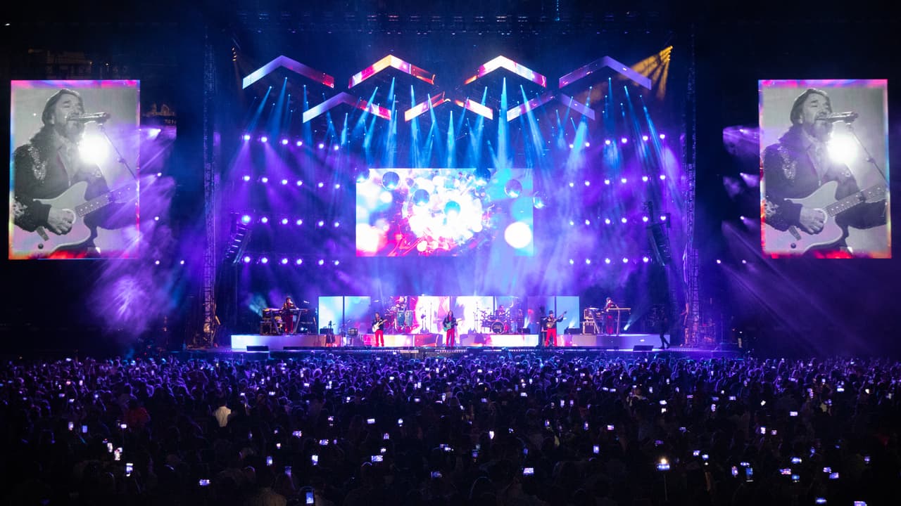 Vale anotar que mientras Solís cantaba, en las pantallas del estadio se combinaban las imágenes en vivo de la banda, junto a videos del pasado, llenando así de nostalgia a los cientos de miles de fanáticos.