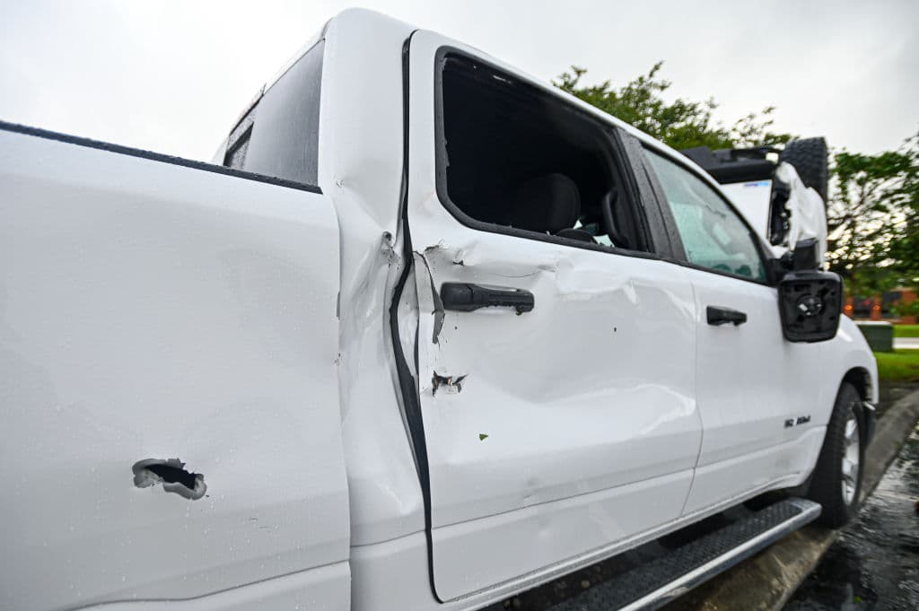 Otros vehículos, como esta camioneta, resultaron dañados por objetos arrojados por el viento.