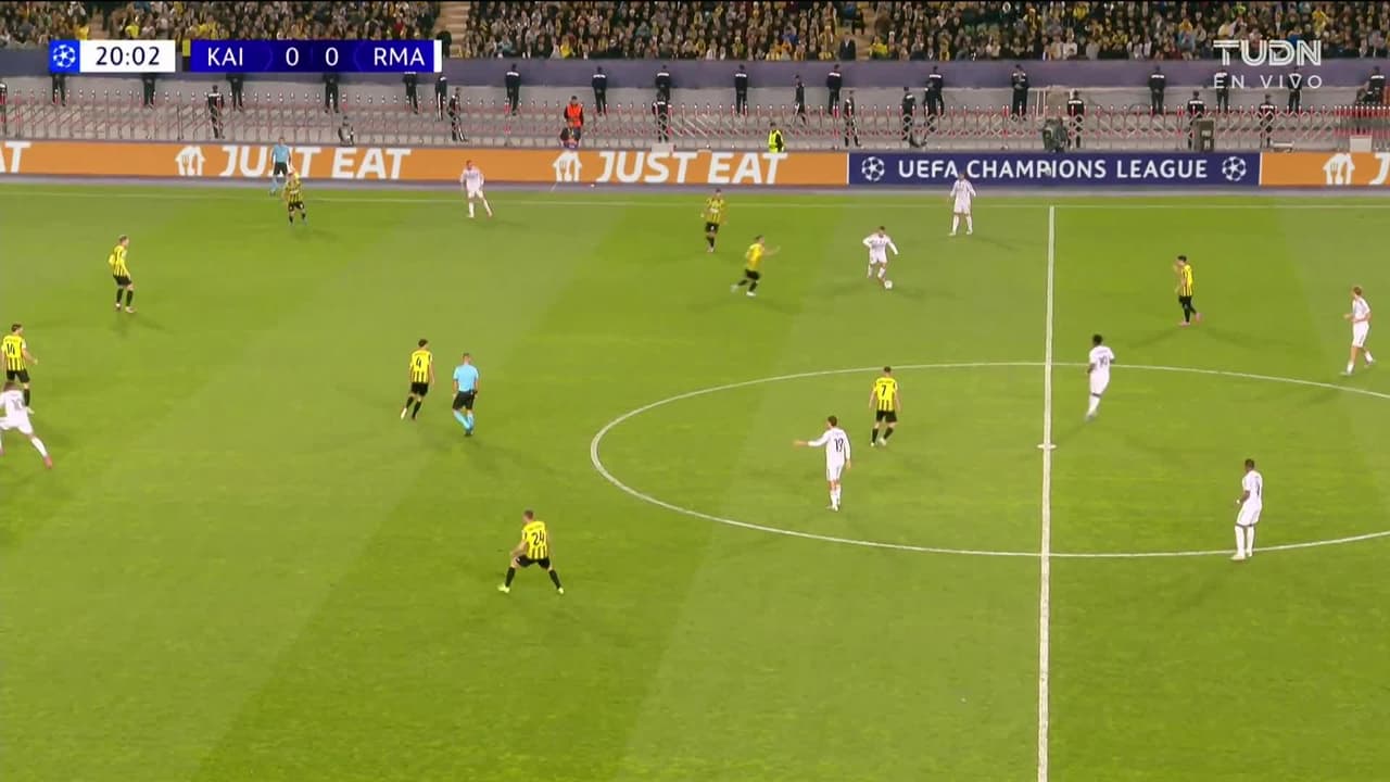 ¡TIRO ATAJADO! disparo por Kylian Mbappé.