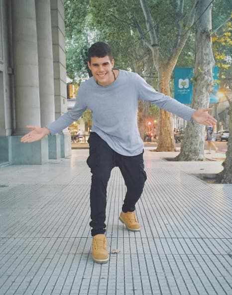 Zabdiel hizo la combinación perfecta entre negro y gris, con una camisa larga y unas botas claras que le quedan a la perfección.