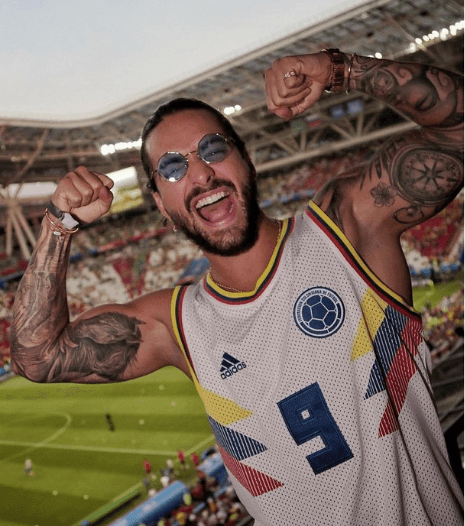 El cantante y compositor colombiano también se ha vuelto un usuario recurrente de estas gafas con cristales azules. El modelo es más parecido al Violet V-Vintage Octagon de Versace (295 dólares) que al Retro Geometric Octagon Dapper Flat de ZeroUV, marca a la que han sido atribuidos.