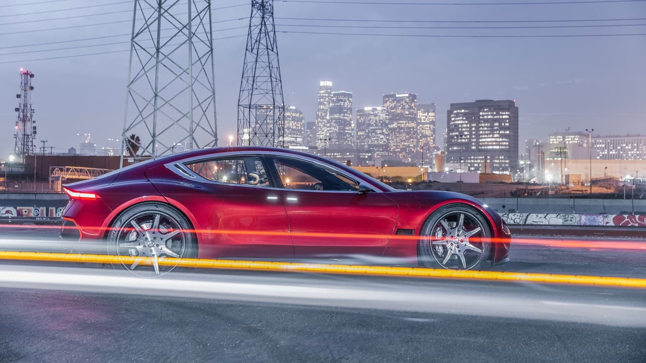 Ya hace rato que
<b> Henrik Fisker</b>, el diseñador convertido en constructor de vehículos de lujo, nos venía tentando con pedacitos del que sería su segundo acto. Fisker Inc., la nueva empresa de Fisker después de la debalcle de su sedán Karma (no la confundan con la difunta Fisker Automotive, ni mucho menos con Karma Automotive), se ha concentrado tanto en el campo de diseño de avanzada como en el tecnolgógico. La primera fase del proyecto culimina con la presentación en el CES 2018 de Las Vegas del sedan eléctrico de lujo 
<b>Fisker EMotion</b>.