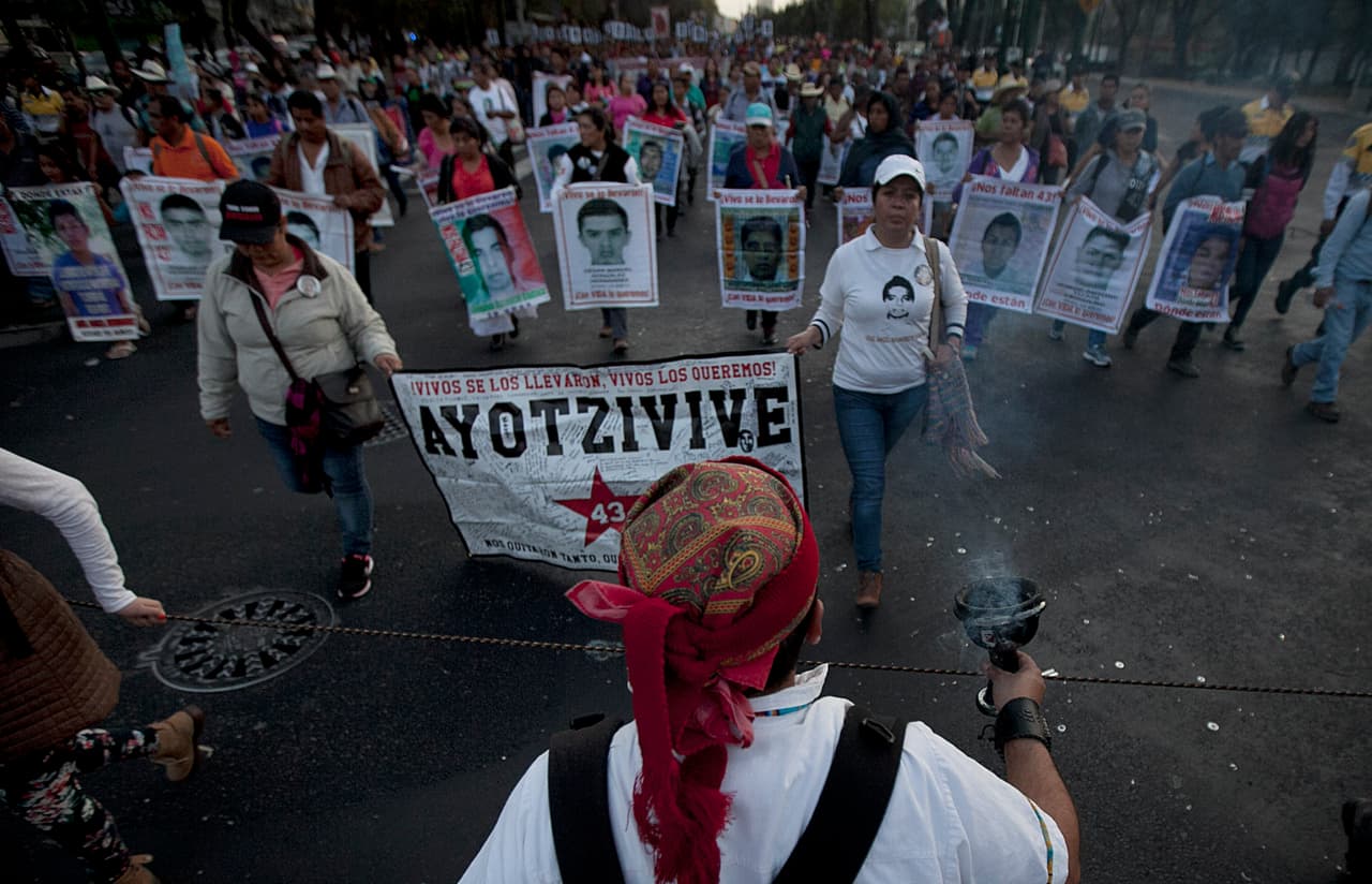 Recuerdan a los 43 estudiantes de Ayotzinapa con una marcha en la Ciudad de México