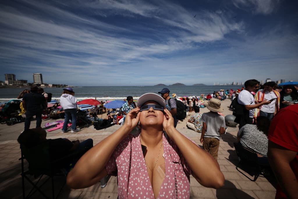 Cientos de personas se congregaron en las playas mexicanas desde temprano para vivir la experiencia que muchos no conocían.