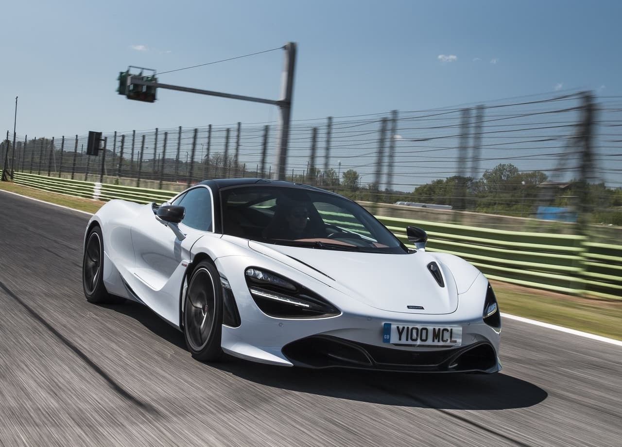 <u><h3 class="cms-H3-H3"><b>McLaren 720S 2021</b></h3></u>
<br>
<br>
<b>Velocidad máxima:</b> 212 mph (341 km/h)
<br>
<br>
<b>Motor:</b> V8 de 4.0 litros doble turbo
<br>
<b>Potencia:</b> 710 caballos de fuerza
<br>
<b>Precio inicial: </b>301,500 dólares