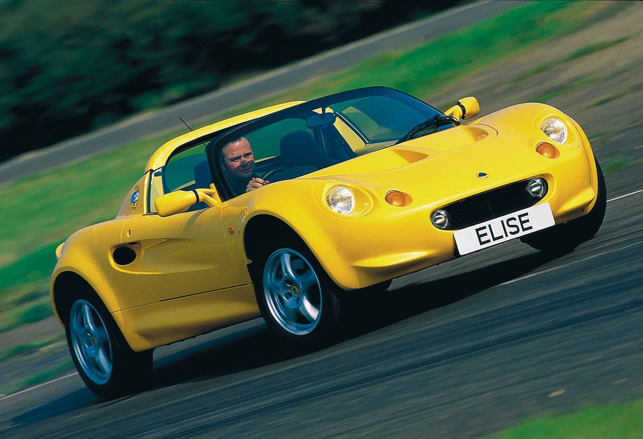 <b><u>Lotus Elise S1 (1996-2001)</u></b>
<br>Diseñado y construido en casa por Lotus, emplea chasis de aluminio pegados por resinas. Motor K-Series de Rover de 4 cilindros transversal de 1.8 litros de 118bhp ubicado detrás de los dos asientos. Gracias a su bajo peso 660kg podía acelerar hasta 60mph en 5.5 segundos.
<br>
