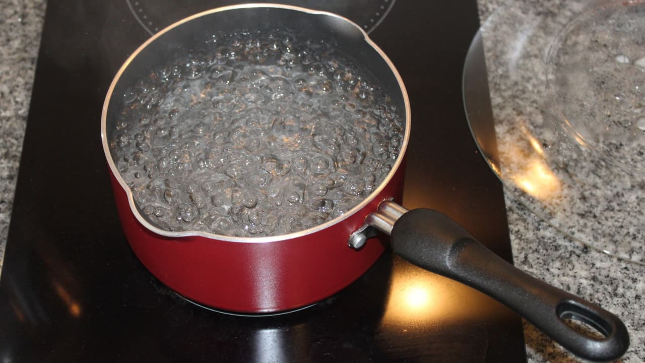 Si no está seguro de la calidad del agua potable, use agua embotellada. Consulte con su proveedor de agua local para cualquier orden de hervir agua. Si tiene un pozo doméstico, es posible que requiera desinfección si se vio afectado por las inundaciones. Consulte las pautas aquí:
<a href="https://www.smchealth.org/welluse">smchealth.org/welluse</a>.
<br>