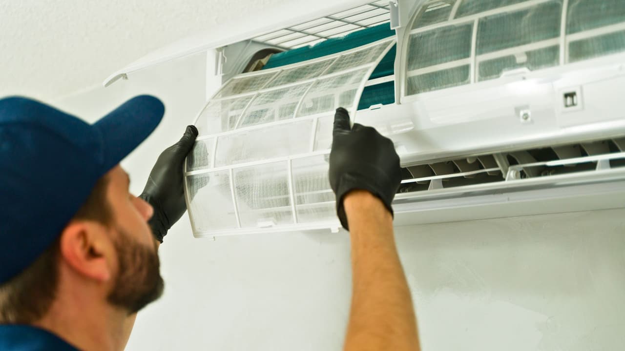 <h3 class="cms-H3-H3">Factores clave para familias hispanas en Estados Unidos </h3>
<br>
<b>✅ Salud y seguridad:</b> En una casa cerrada sin aire acondicionado, la temperatura interior puede superar los 110 °F, lo que representa un riesgo serio para niños, adultos mayores o personas con condiciones como diabetes, hipertensión o asma. 
<br>
<b>✅ Tipo de vivienda:</b> Casas móviles, apartamentos mal aislados o viviendas con techos bajos se recalientan más rápido. En estos casos, es mejor dejar el aire encendido a una temperatura alta, para evitar que el sistema tenga que hacer un sobreesfuerzo al volver a encenderse. 
<br>
<b>✅ Ventanas, sellos y filtros:</b> Mejorar el aislamiento del hogar, sellar puertas, usar cortinas térmicas o mantener los filtros del aire limpios, puede reducir el uso del aire acondicionado hasta en un 15%, según Energy Star.