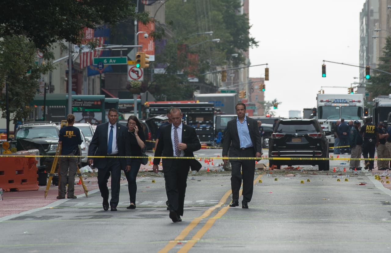 El gobernador del estado de Nueva York Andrew Cuomo visita el lugar donde ocurrió la explosión, la calle 23 oeste en Manhattan.