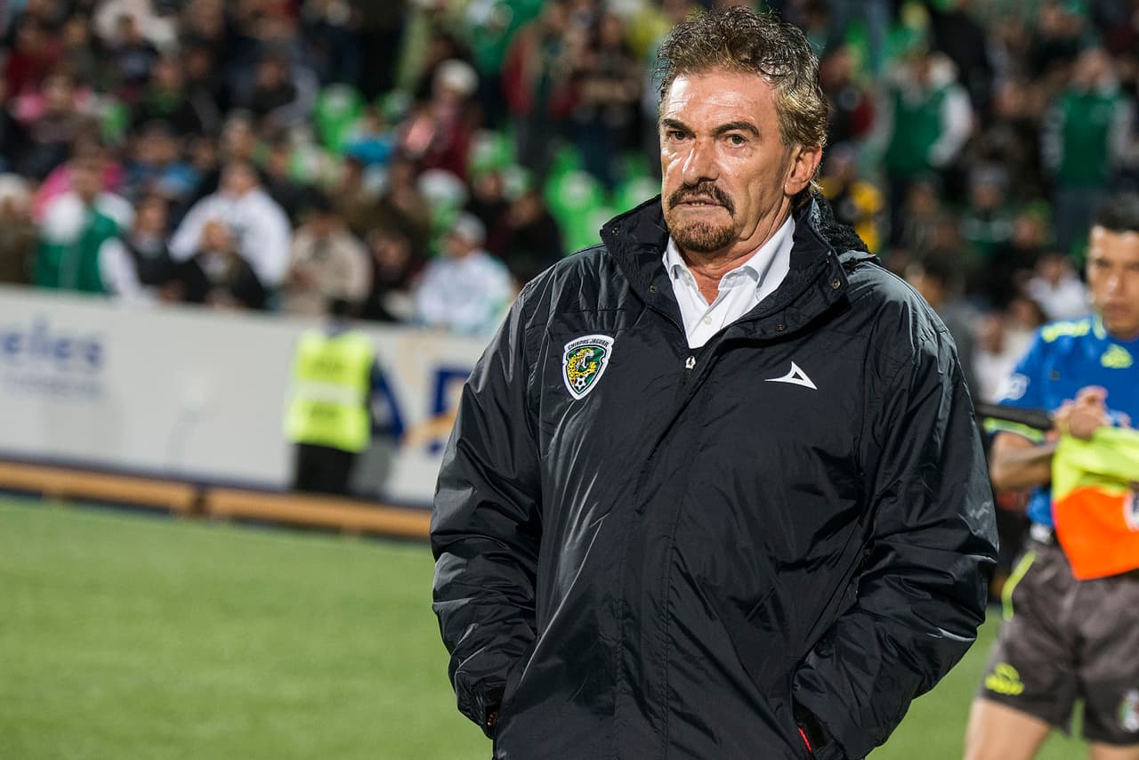 La Volpe molesto con la Liga MX por visita del Papa