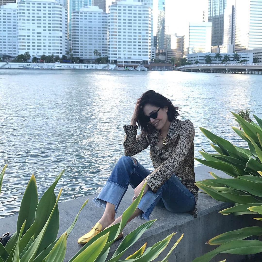 El primer fin de semana de junio, Karla se conectó con la naturaleza y compartió en redes sociales esta fotografía en donde se le ve feliz gozando del ambiente al aire libre y la belleza arquitectónica de Miami.