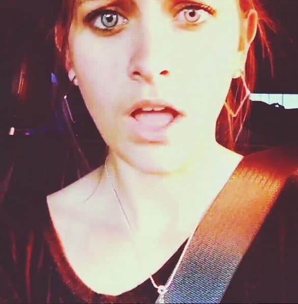 Sufriendo con su prueba de manejo.