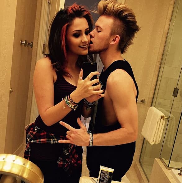 Con su nuevo novio, que se nota que la quiere mucho.