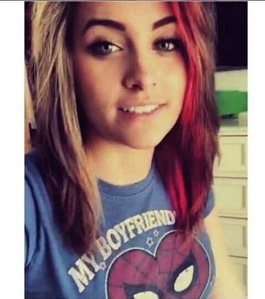 Ahora es una chica vivaz y muy sonriente.