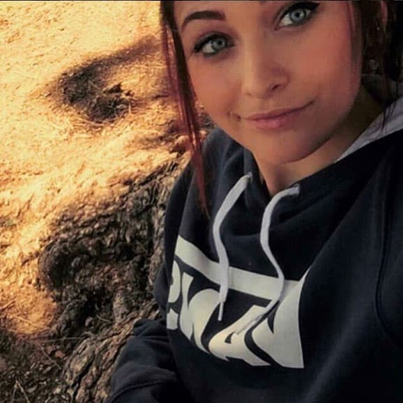 Atrás ha dejado sus problemas.