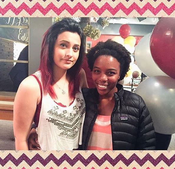 La chica ha teñido su cabello de varios colores.