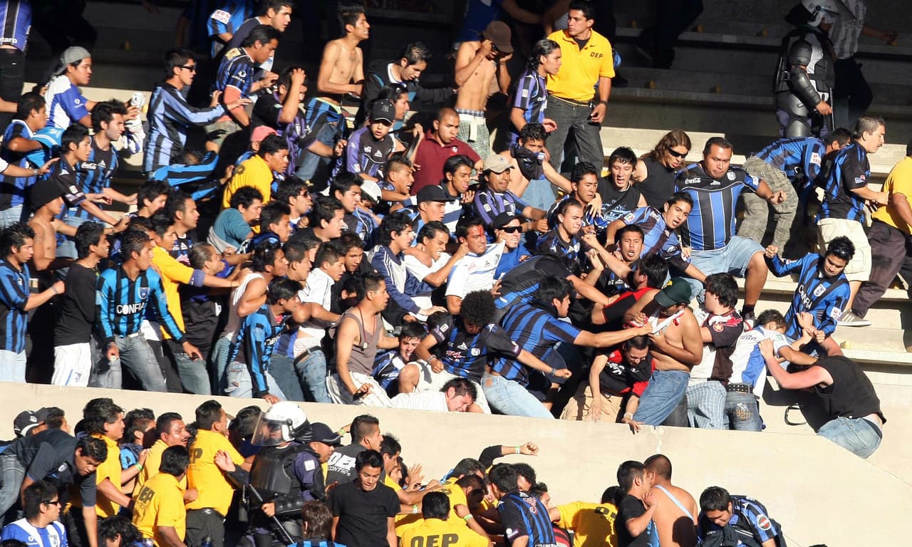 En el torneo Bicentenario 2010 durante el encuentro entre Querétaro y Atlas, disputado en la Corregidora, se desató una monumental trifulca en las gradas entre las barras ‘Resistencia Albiazul’ y la ‘Barra 51’.