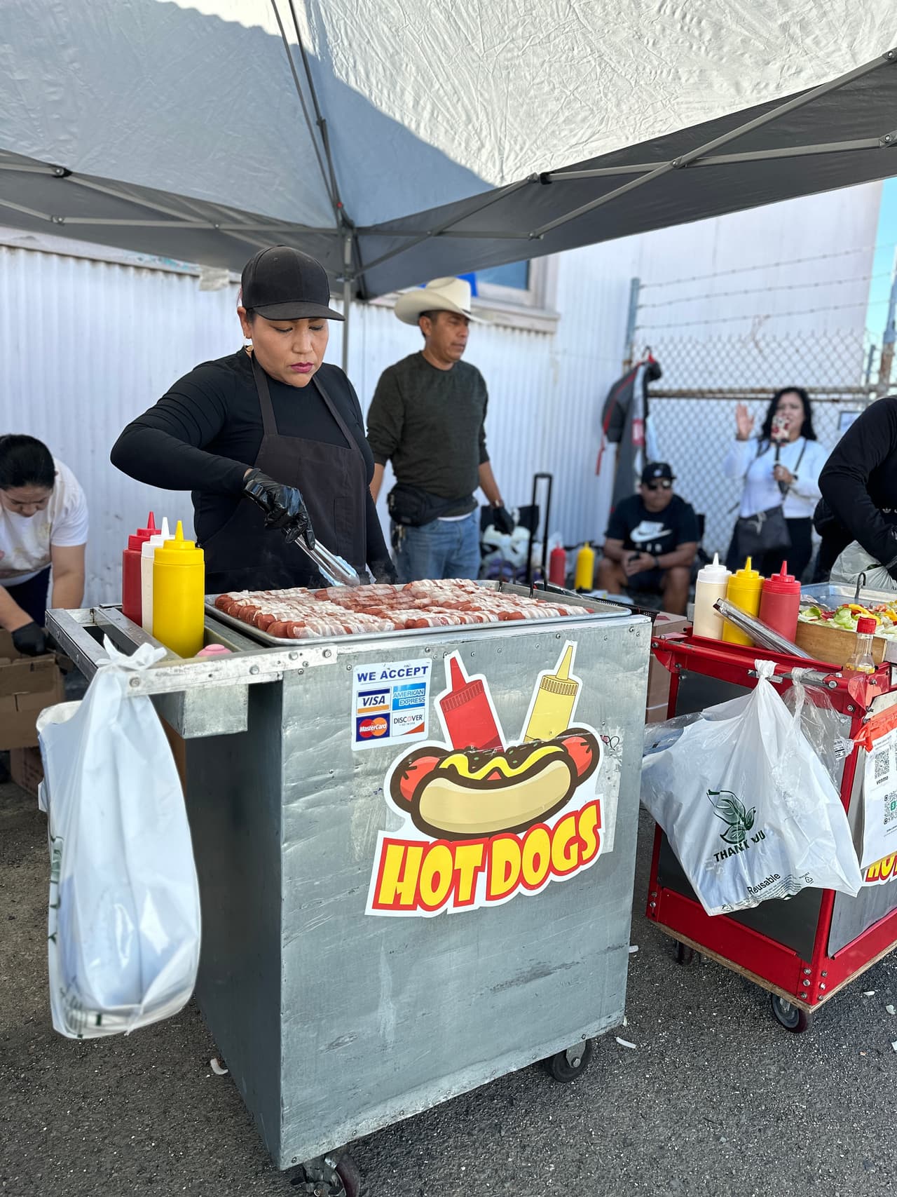 El evento comenzó a las 11 am y se espera que sirva para reponer las pérdidas que Juan Carlos tuvo después de que le derribaron su carrito de “hot dogs”.