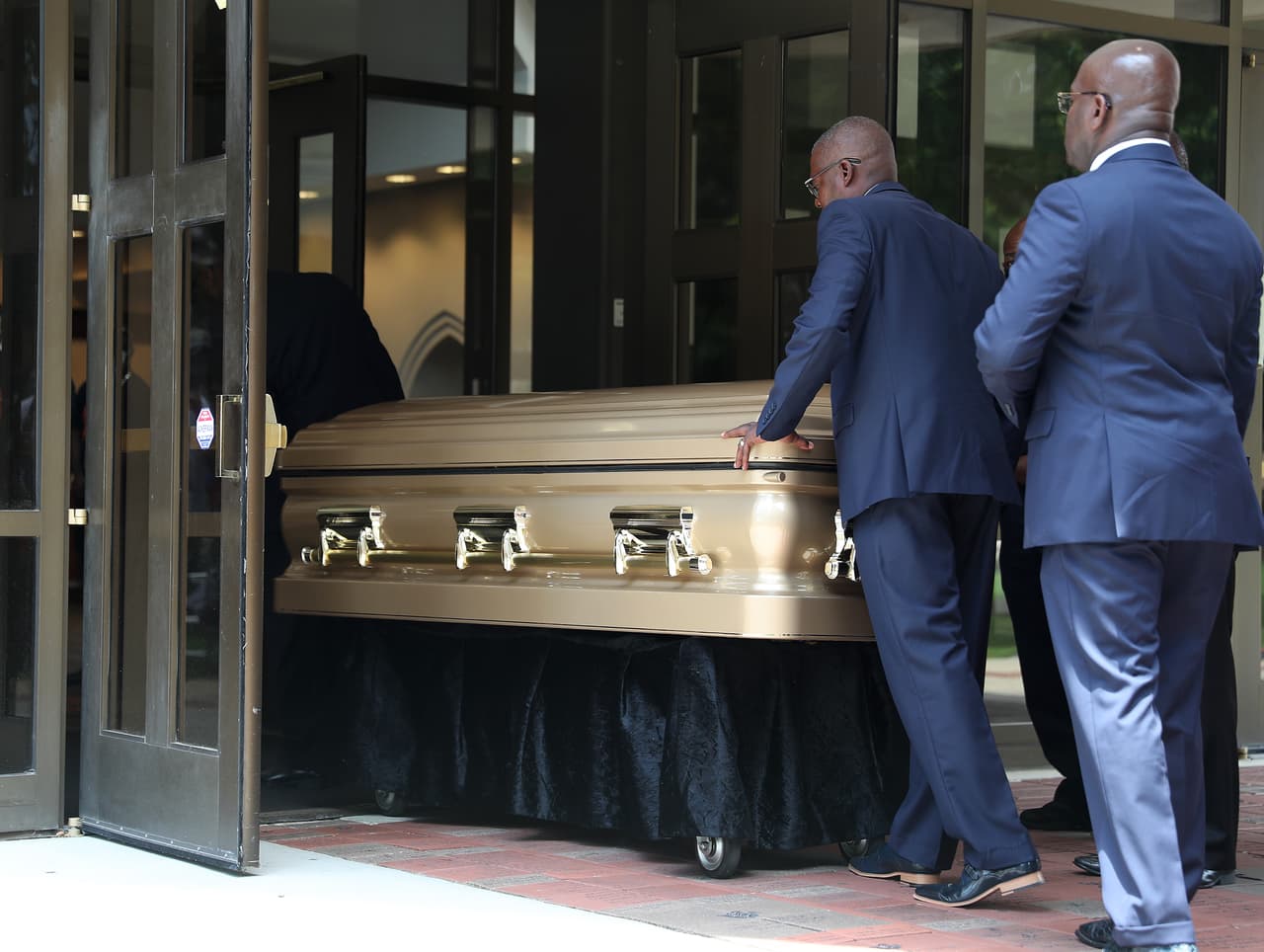 Un grupo de hombres cargan féretros con los restos de Rayshard Brooks para ingresar a la Iglesia Bautista Ebenezer. Brooks fue asesinado el 12 de junio por un oficial de policía de Atlanta después de una lucha durante una prueba de sobriedad en el estacionamiento de un restaurante de Wendy's.