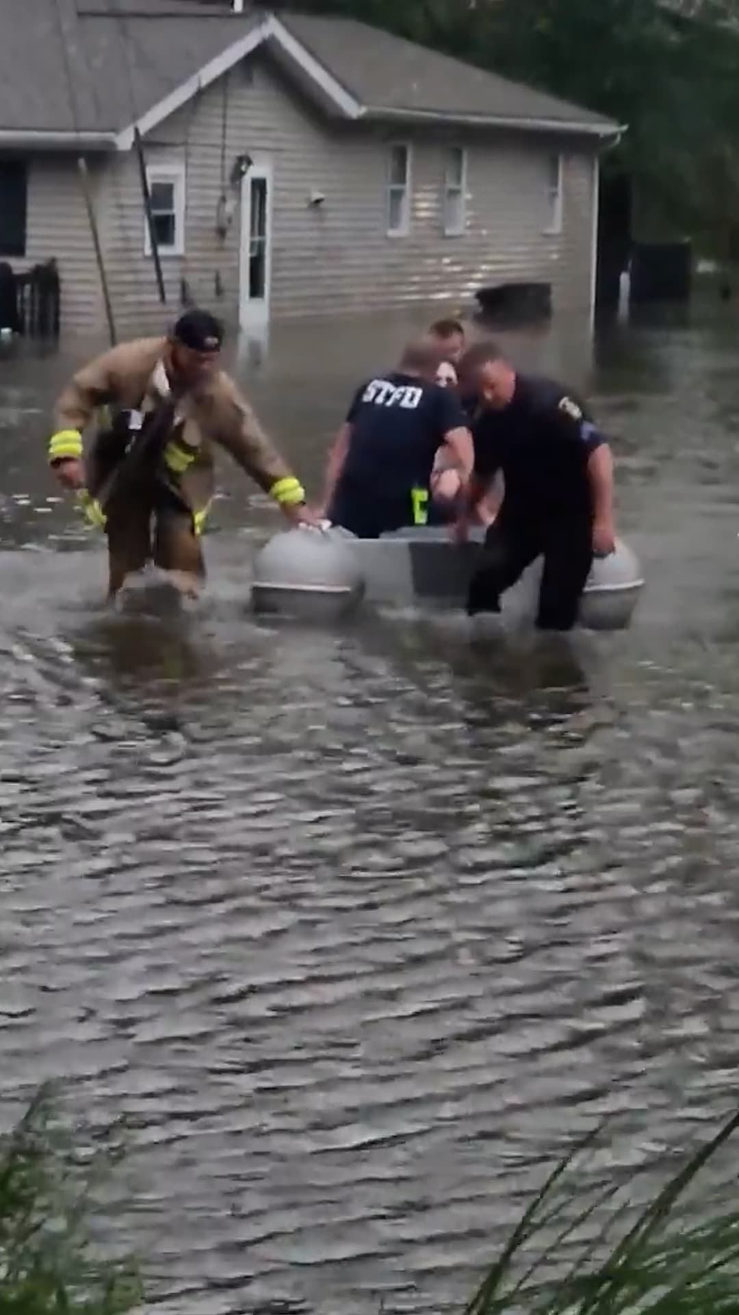 Rescatan a familias tras las inundaciones en Ohio
