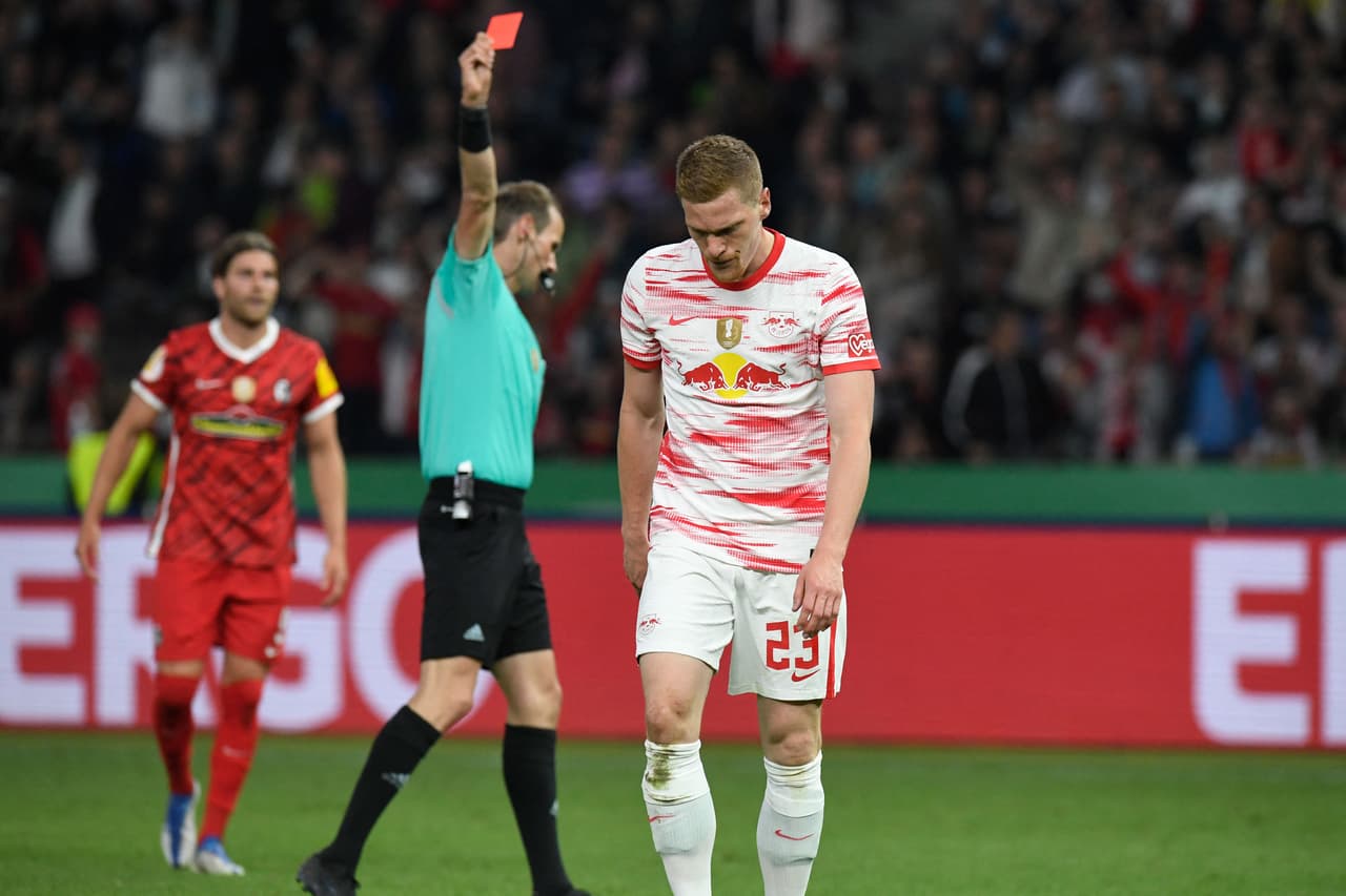 Red Bull jugó la final con un hombre menos a partir el minuto 57 tras la expulsión de Marcel Halstenberg.